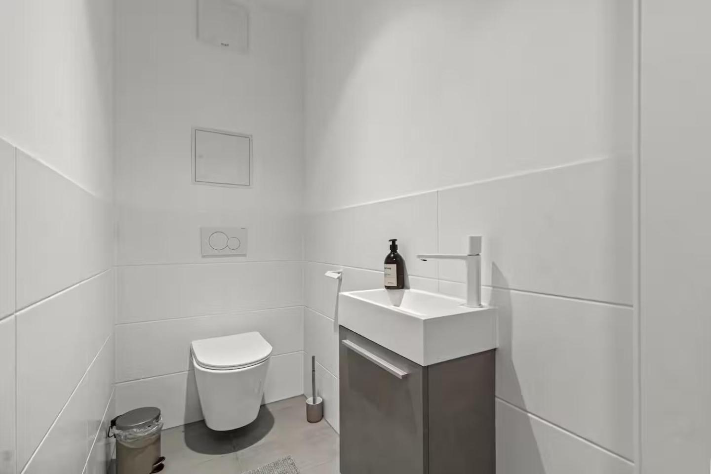 Balkon I Tiefgaragen Parkplatz I 5 Min Zum Einkaufszentrum I Schnelles Wlan Apartamento Viena